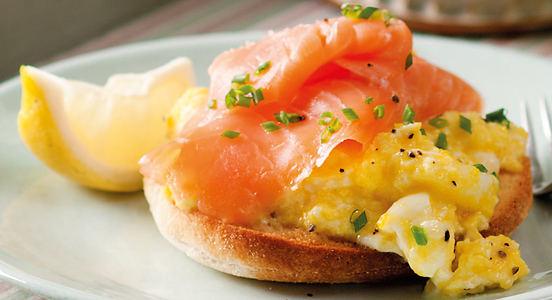 Smoked-salmon-with-scrambled-eggs-on-toast